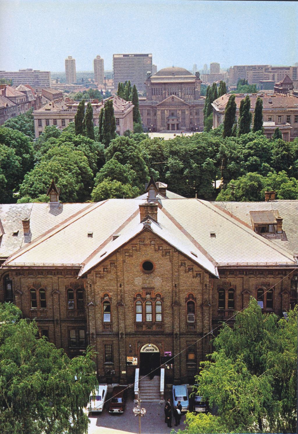 Zgrada športskog društva Hrvatski Sokol i pjevačkog društva Kolo, izgrađena 1883. godine, kasnije plesnjak Tucman, Mažuranićev trg, oko 1970. godine